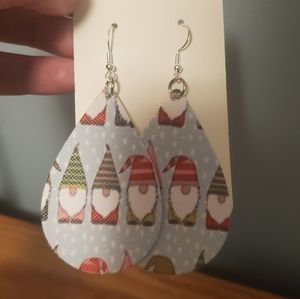 1 pair of gnome Christmas earrings